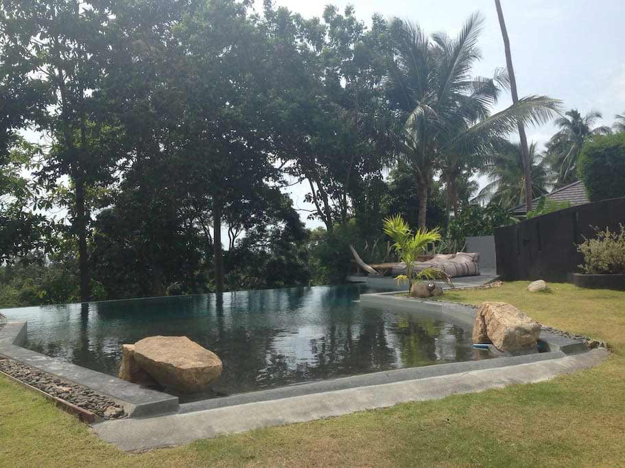 photo 43 grande piscine donnant sur la verdure et un bar aux pieds de la maison. location villa vacances a koh samui en thailande au milieu de noix de coco maison chaweng koh samui
